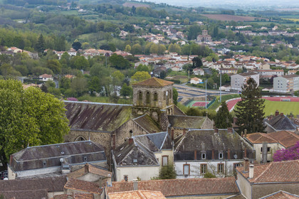 France, Vendée (85), Pouzauges, l'église Saint-Jacques du XIIème siècle au premier plan et l'église Notre-Dame du Vieux Pouzauges du XIème siècle en arrière plan (vue aérienne)