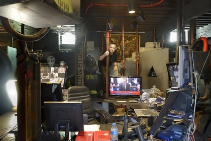 France, Rhône (69), Saint-Romain-au-Mont-d'Or, la Demeure du Chaos, l'œuvre d'art est basé sur la transformation sans fin de la maison du XVIIème siècle de l'artiste plasticien Thierry Ehrmann en une réplique de zone de guerre à l'image du monde présent, portrait de Thierry Ehrmann, aussi président fondateur de Artprice et du Groupe Serveur, sur son bureau