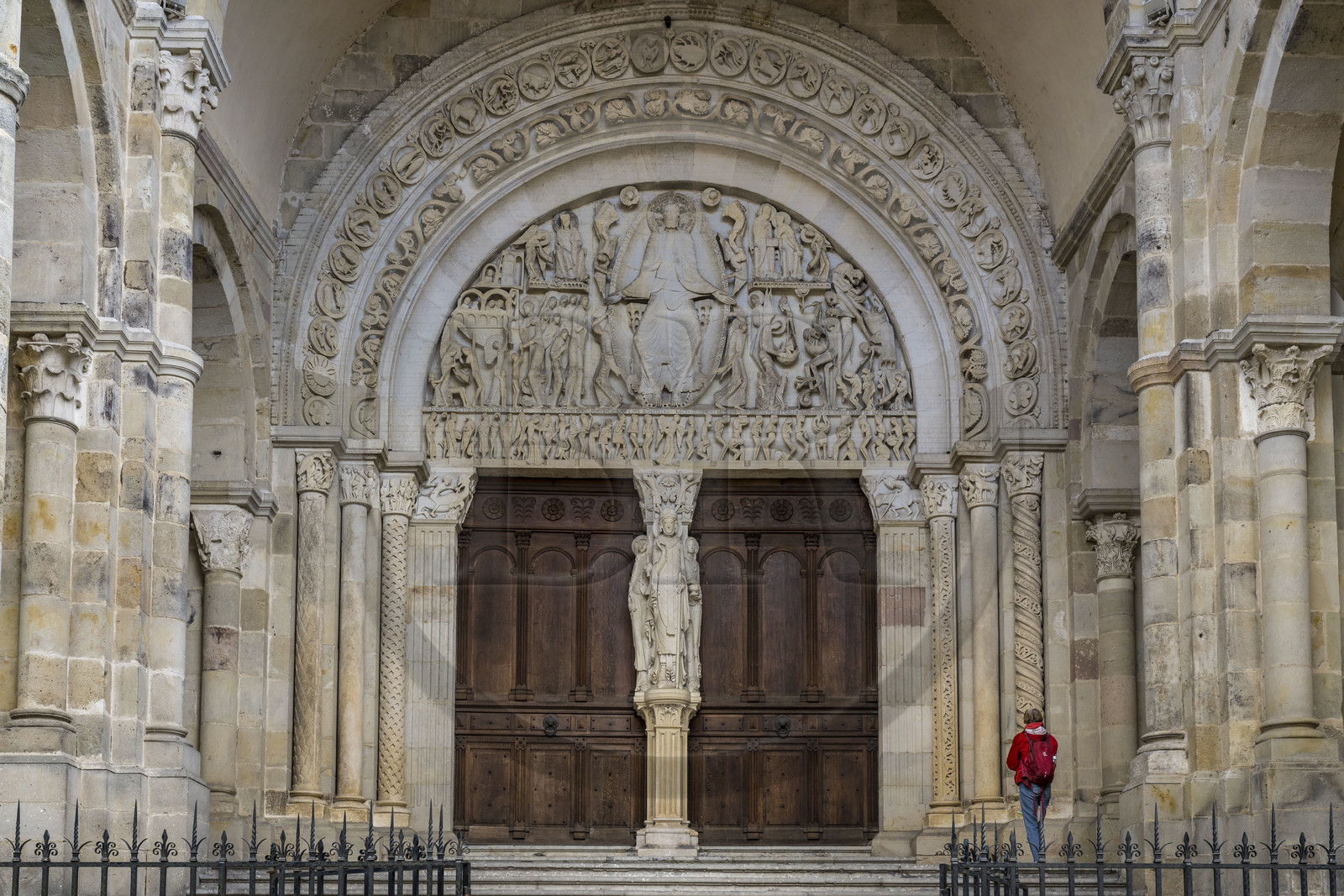 France, Saône-et-Loire (71), Autun, la cathédrale Saint-Lazare, portail et le tympan du Jugement dernier réalisé par Gislebertus
