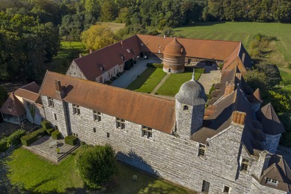 France, Seine-Maritime (76), Côte d'Albatre, Pays de Caux, Varengeville-sur-Mer, le Manoir d'Ango et son colombier (vue aérienne)