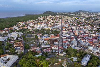 France, Guyane, Cayenne, vue de la presqu'ile de Cayenne bordée de mangrove depuis le fort Cépérou au premier plan (vue aérienne)