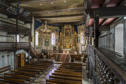 France, Pyrénées-Atlantiques (64), Pays-Basque, Itxassou, église Saint-Fructueux  et les galeries en bois de la nef