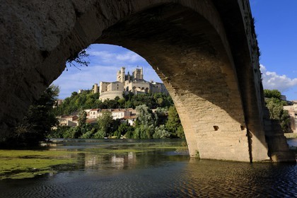 France, Herault, Beziers, Saint Nazaire cathedral and the Pont-Vieux on the Orb River