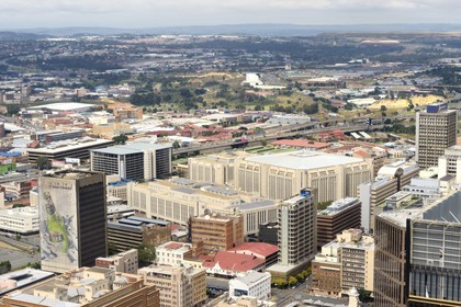 Afrique du Sud, province de Gauteng, Johannesburg, CBD (Central Business District), vue du centre ville depuis la tour du Carlton Center, le siège social de la Standard Bank et le Soccer City Stadium à Soweto en arrière plan
