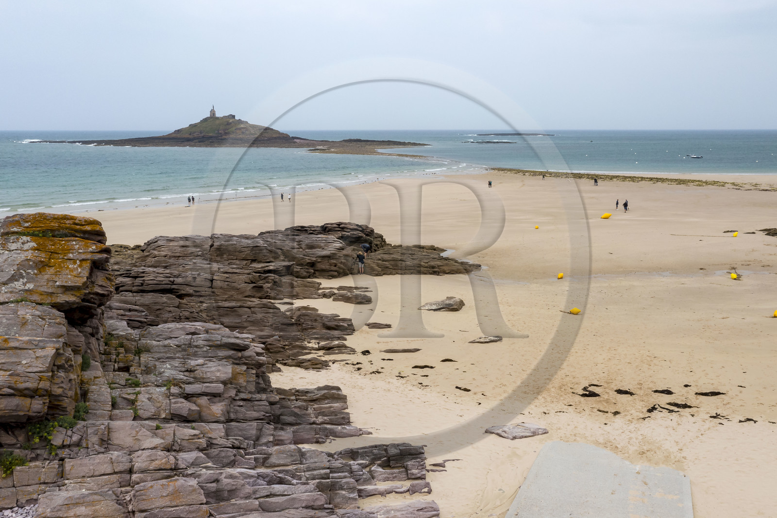 France, Côtes d'Armor (22), Grand Site de France Cap d'Erquy – Cap Fréhel, Erquy, l'Ilot Saint-Michel surmonté de la chapelle Saint-Michel accessible à pied à marée basse par un tombolo (vue aérienne)