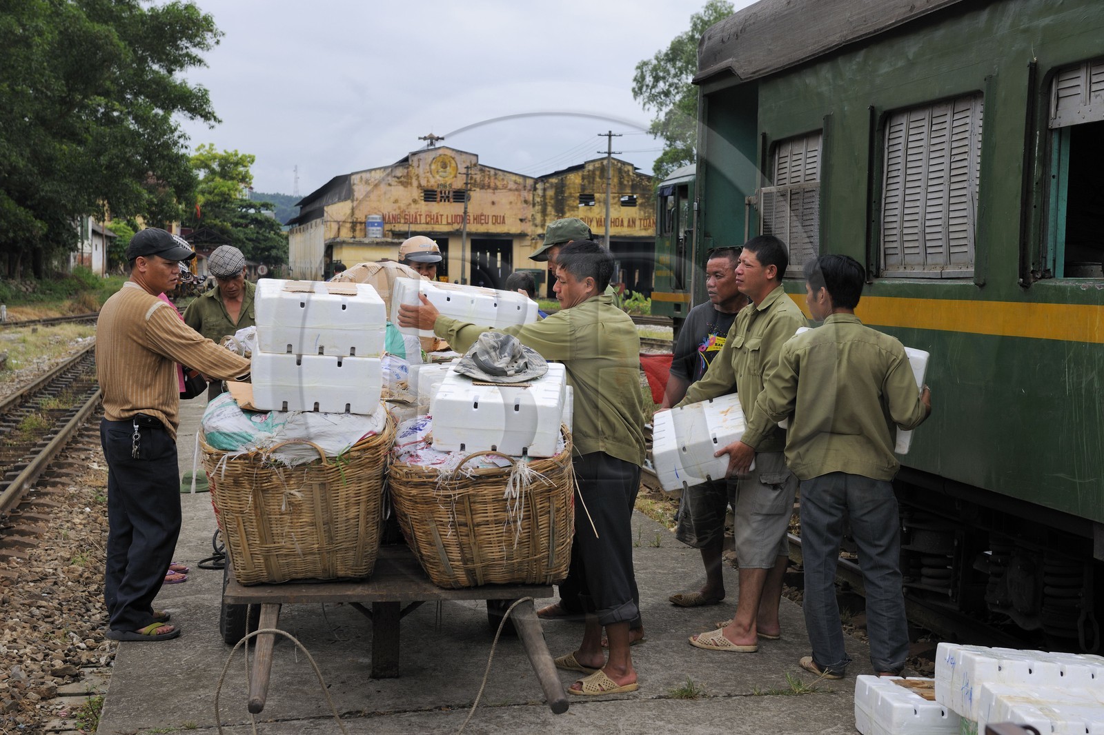 Vietnam, train de jour de Lao Cai à Hanoï, gare de Yen Bai, embarquement de marchandises