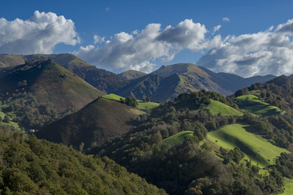 France, Pyrénées-Atlantiques (64), Pays-Basque, vallée des Aldudes, Urepel, le Kintoa (le pays Quint) au sud de la vallée à cheval de la frontière espagnole