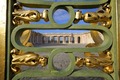 France, Yvelines (78), château de Versailles, classé Patrimoine Mondial de l'UNESCO, grille d'entrée du Grand Trianon