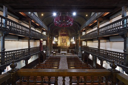 France, Pyrénées-Atlantiques (64), Pays-Basque, Cambo-les-Bains, l'église Saint-Laurent du XVIIe siècle et les galeries en bois de la nef