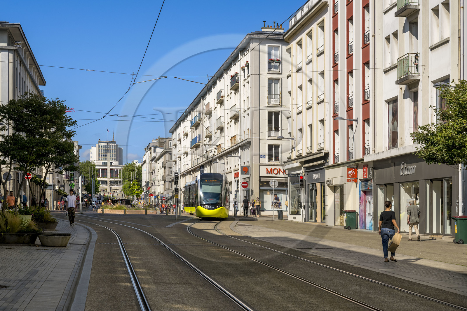 France, Finistère (29), Brest, la rue de Siam empruntée par le tramway, l'Hotel de Ville en arrère plan