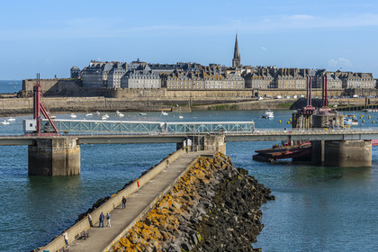 France, Ille et Vilaine, Cote d'Emeraude (Emerald Coast), Saint Malo, Saint-Servan district, Fort d'Alet, the Anse des Sablons pier and the walled town of Saint-Malo in the background
