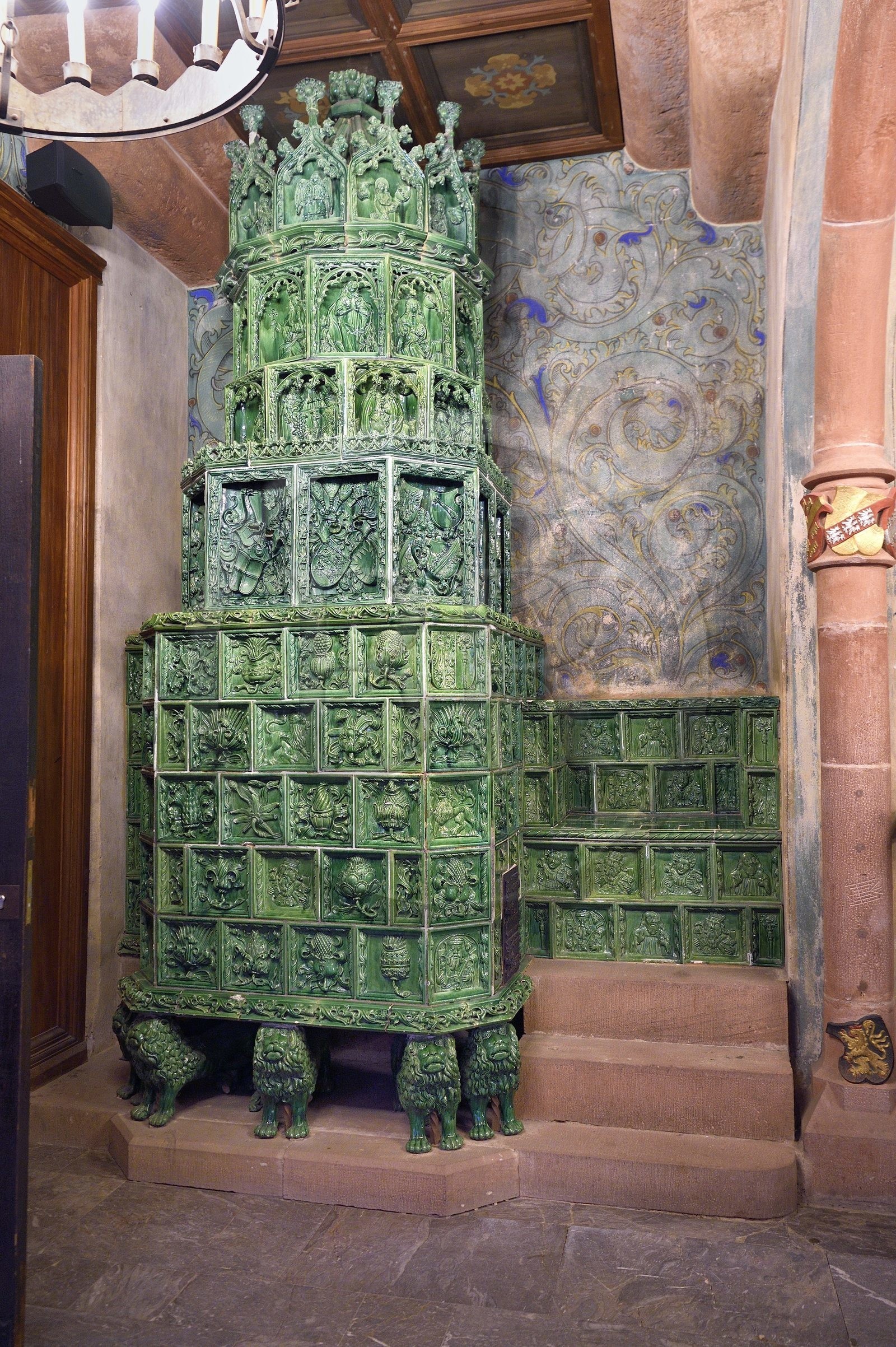 France, Bas-Rhin (67), Orschwiller, le chateau du Haut-Koenigsbourg, la salle d’armes présente les différentes hallebardes, épées, arbalètes et armures ainsi que la copie d’un imposant poêle en céramique vernissée verte avec siège chauffant incorporé