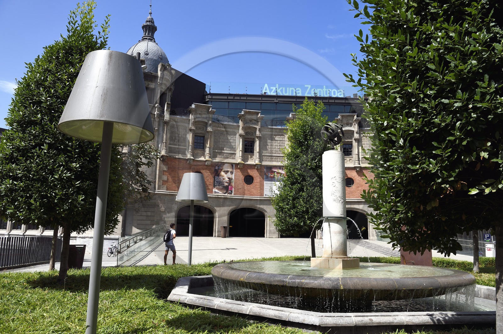 Espagne, Pays basque espagnol, Biscaye, Bilbao, Azkuna Zentroa, ancien entrepot vinicole municipal Alhóndiga datant de 1909 entierement restructuré par Philippe Starck pour accueillir un centre culturel et de loisirs