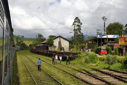 Sri Lanka, Province du Centre, trajet en train dans la région montagneuse de la culture du thé entre Hatton et Badulla, gare de Rotagala