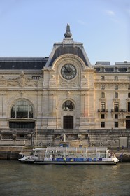 France, Paris (75), les rives de la Seine, batobus devant le musée National d'Orsay, aménagé dans l'ancienne Gare d'Orsay (1898)