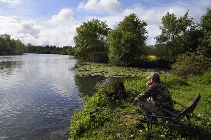 France, Charente-Maritime (17), Port-d'Envaux, un pêcheur sur les bords de la Charente à Port à Clou