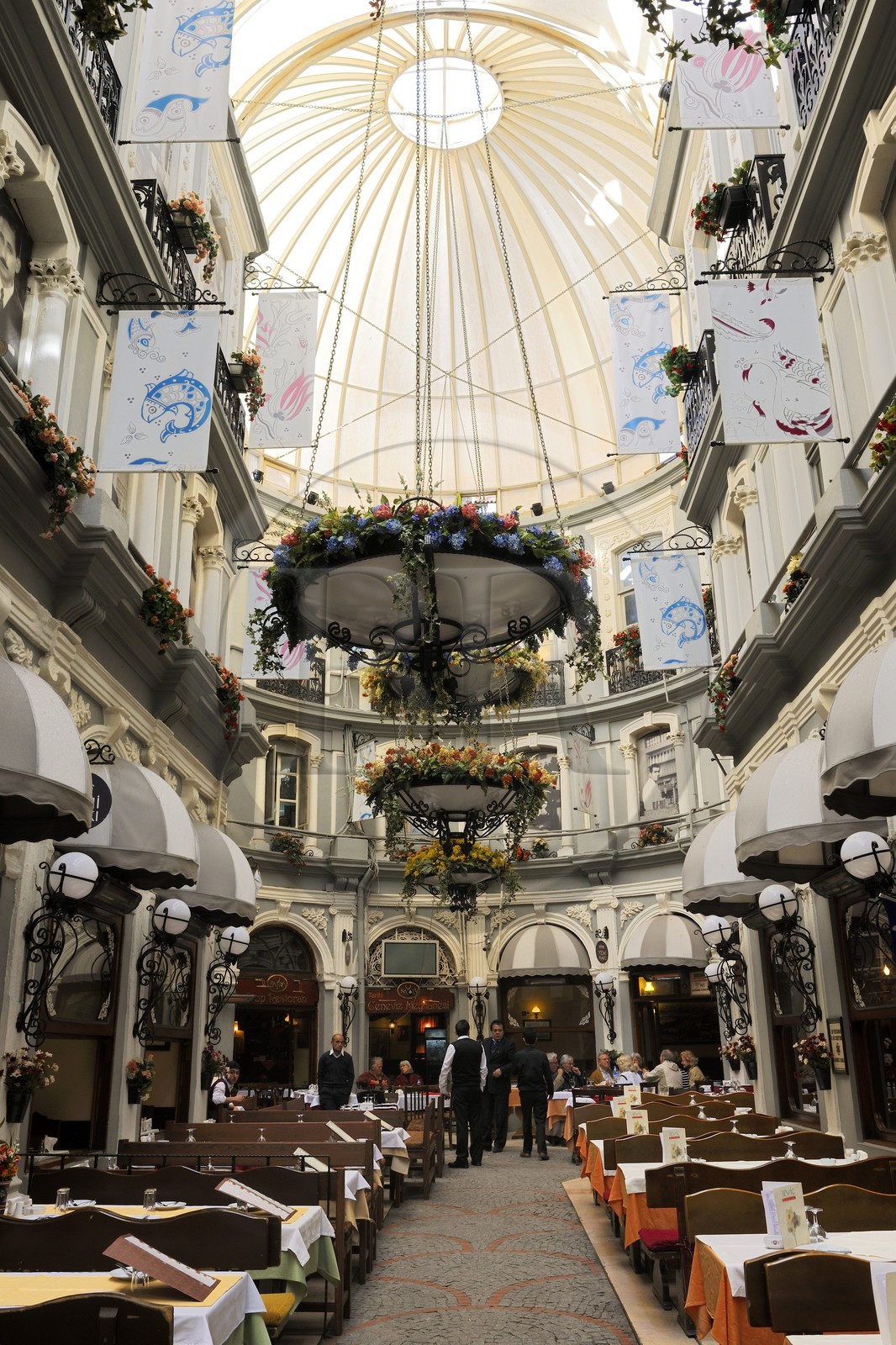 Turquie, Istanbul, quartier de Beyoglu, passage des Fleurs (Çiçek Pasajı) ou la Cité de Pera