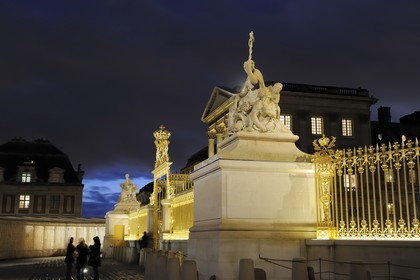 France, Yvelines (78), château de Versailles, classé Patrimoine Mondial de l'UNESCO, la grille royale dessinée par Mansart et la statue La Paix de Jean-Baptiste Tuby