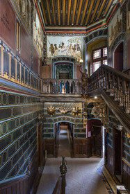 France, Pyrénées-Atlantiques (64), la côte du Pays-Basque, Hendaye, chateau d'Abbadia construit en 1870 par Eugène Viollet-le-Duc pour Antoine d'Abbadie d'Arrast, le vestibule avec ses peintures éthiopiennes et le grand escalier, statue porte-torchère représentant Abdullah ancien esclave ethiopien affranchi et mort sous la commune de Paris