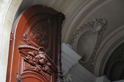 France, Paris (75), porte de l'entrée d'un immeuble haussmannien sur le boulevard des Capucines