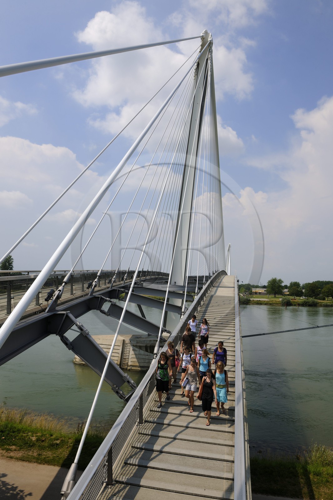 France, Bas-Rhin (67), Strasbourg, la Passerelle Mimram sur le Rhin et le Jardin des Deux Rives du côté allemand à Kehl