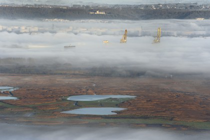 France, Seine-Maritime (76), Le Havre, le port du Havre émerge d'une mer de nuages derrière la Réserve Naturelle de l'estuaire de la Seine
