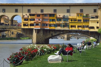 Italie, Toscane, Florence, centre historique classé Patrimoine Mondial de l'UNESCO, le Ponte Vecchio depuis la Societa Canottieri Firenze (Club d'aviron de Florence), membres du club prenant le soleil en bordure de l'Arno