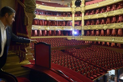 France, Paris (75), Opéra Garnier, la grande salle depuis la loge de l'impératrice, petit pare-vue escamotable France, Paris, Garnier Opera, the auditorium seen from the loge of the Empress, small removable barrier