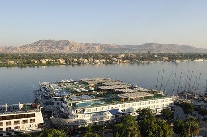 Egypte, Haute Egypte, vallée du Nil, Louxor, le Nil et la rive ouest