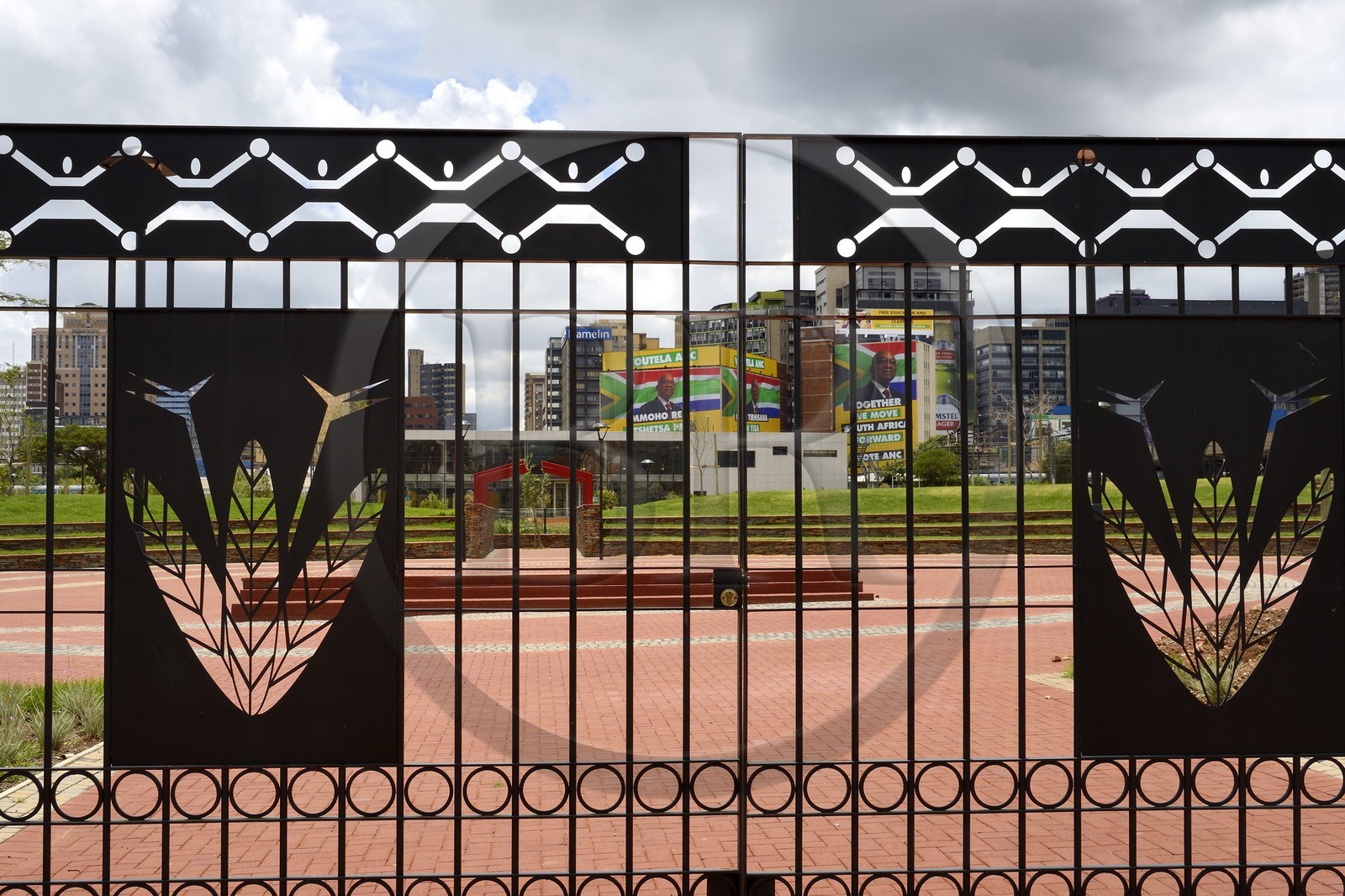 Afrique du Sud, province de Gauteng, Johannesburg, nouveau parc et affiches électorales en bordure du pont Nelson Mandela, le quartier de Braamfontein en arrière plan