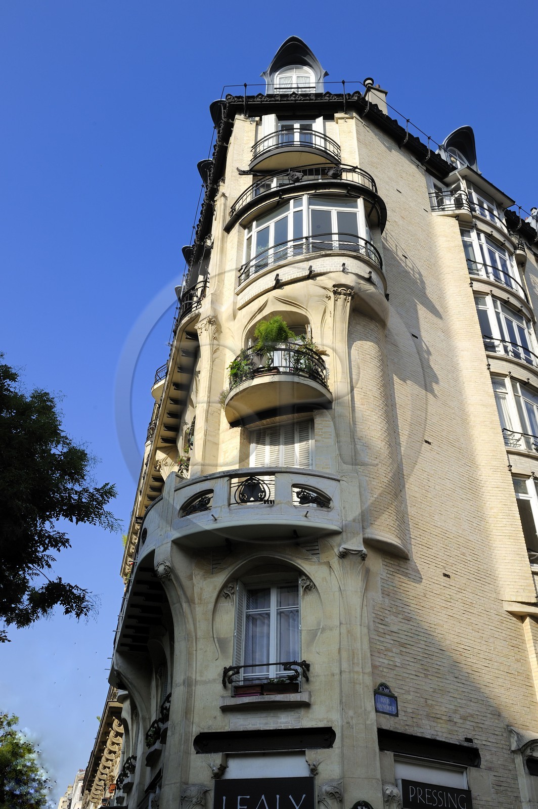 France, Paris (75), immeuble du 142 avenue de Versailles de style Art Nouveau  par Hector Guimard France, Paris (75), immeuble du 142 avenue de Versailles de style Art Nouveau  par Hector Guimard