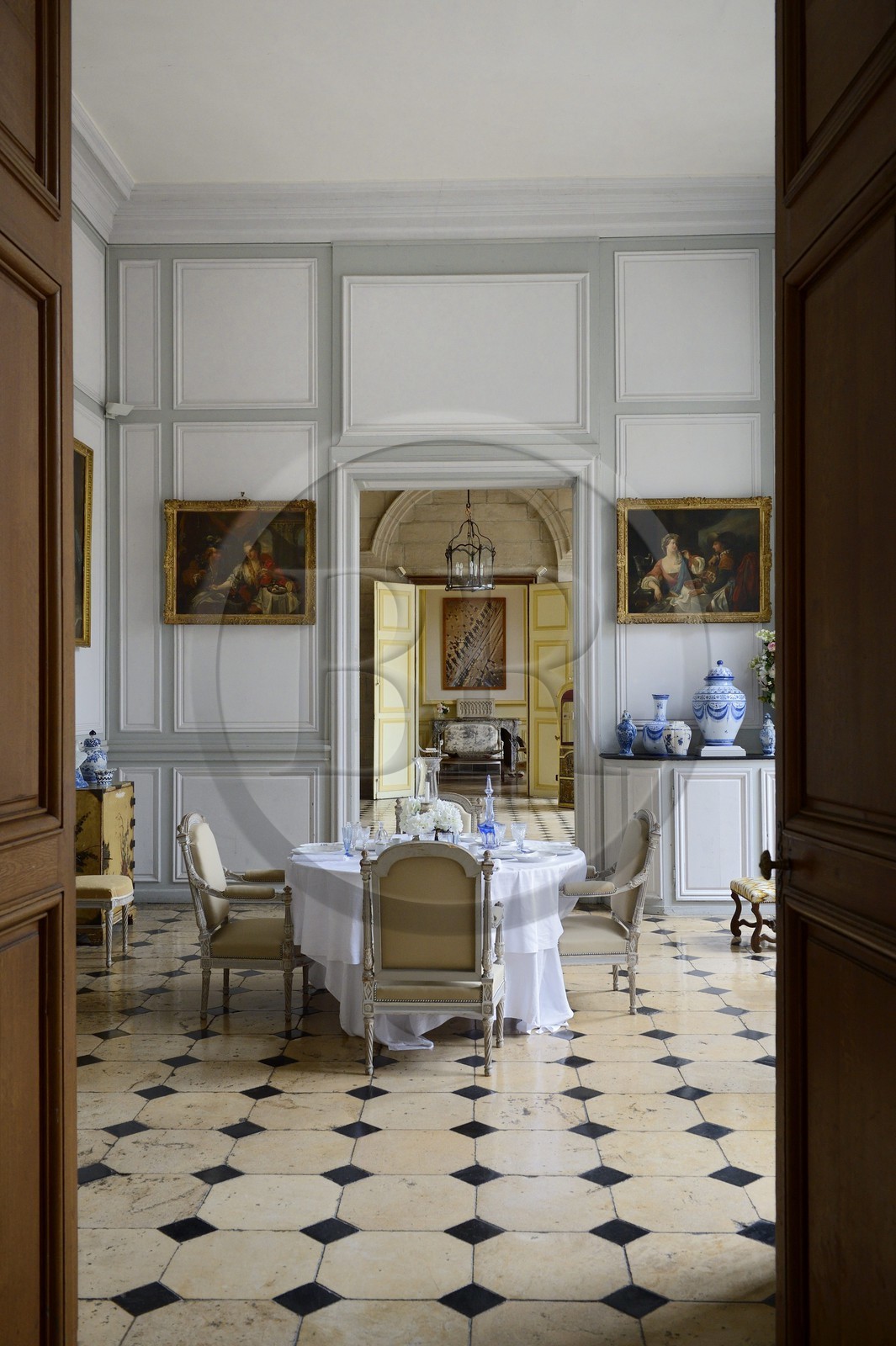 France, Meurthe-et-Moselle (54), pays du Saintois, chateau des Beauvau-Craon dit chateau d'Haroué, table dressée dans une pièce du rez de chaussé France, Meurthe-et-Moselle (54), pays du Saintois, chateau des Beauvau-Craon dit chateau d'Haroué, table dressée dans une pièce du rez de chaussé