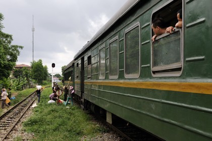 Vietnam, train de jour de Lao Cai à Hanoï, embarquement de marchandises dans une gare