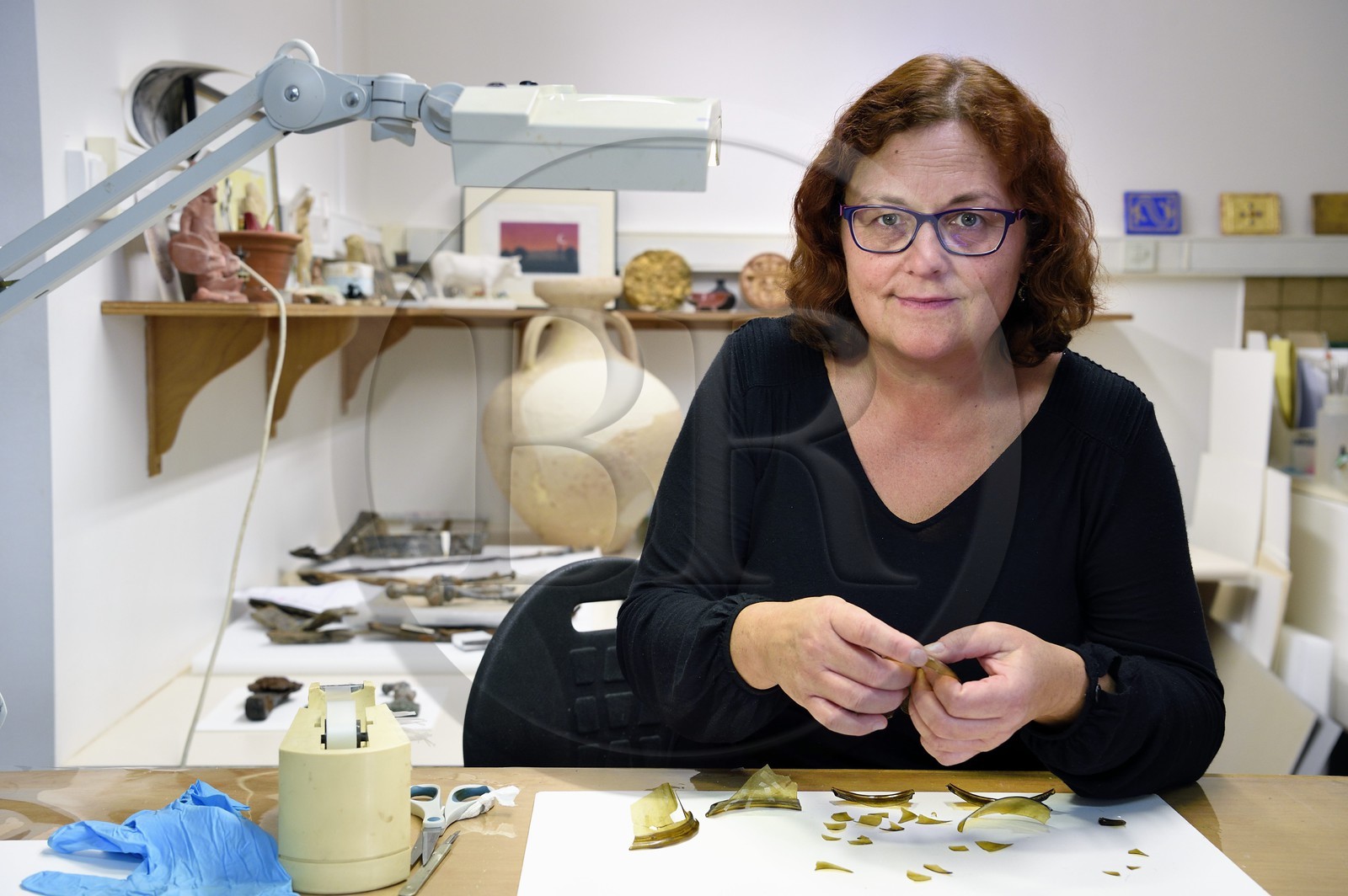 France, Calvados (14), Caen, le château ducal de Guillaume le Conquerant, musée de Normandie, laboratoire de restauration, la restauratrice Lucie Voracek reconstitue un verre mérovingien