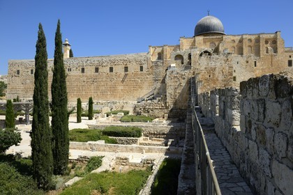 Israel, Jerusalem, holy city, the old town listed as World Heritage by UNESCO, the Temple Mount seen from the Davidson Center, south retaining walls of the Temple built by Herod the Great and the Al-Aqsa mosque