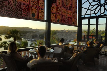 Egypte, Haute Egypte, Nubie, vallée du Nil, Assouan, la terrasse de l'hotel Old Cataract qui surplombe le Nil