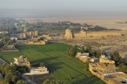 Egypte, Haute Egypte, vallée du Nil, environs de Louxor, nécropole thébaine classée Patrimoine Mondial de l'UNESCO, Thèbes Ouest, Medinet Habou, temple de Ramses III (vue aérienne)