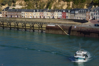 France, Seine-Maritime (76), Pays de Caux, Côte d'Albâtre, Fécamp, retour au port d'un bulotier, bateau destiné à la pêche aux bulots, en arrière plan le quai des pilotes