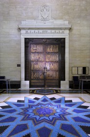 Royaume-Uni, Londres, Grande Loge d'Angleterre, porte sculptée en bronze d'un temple et mosaïque au sol