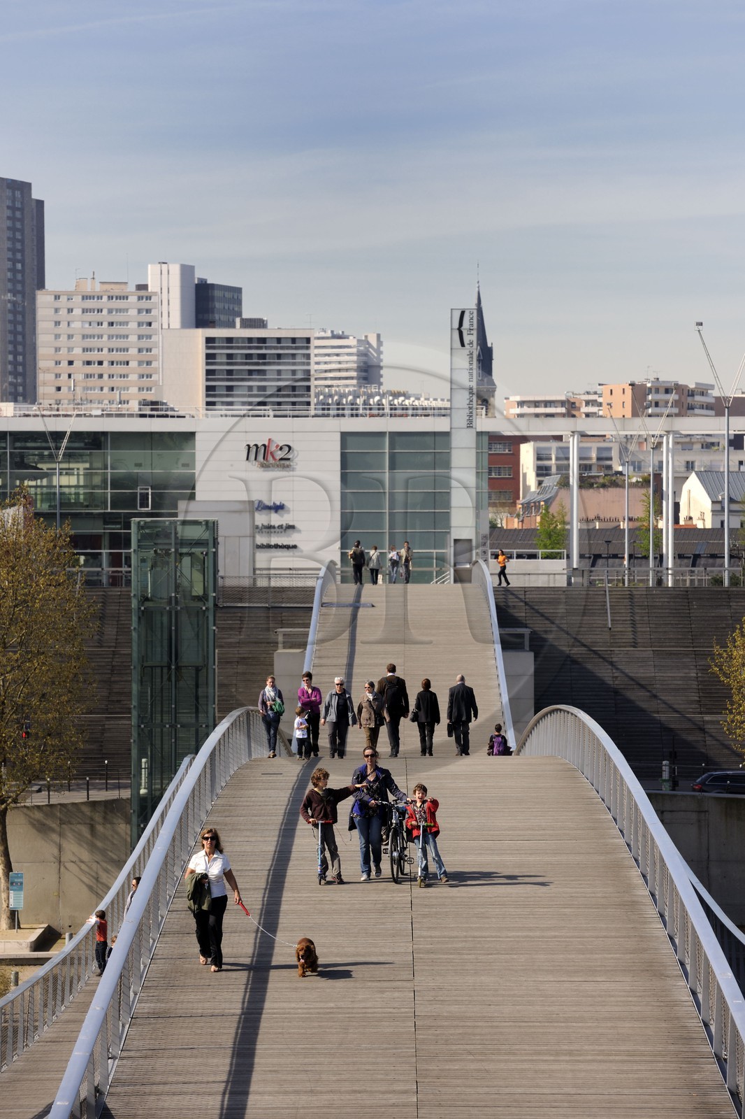 France, Paris (75), la passerelle Simone de Beauvoir par l'architecte Dietmar Feichtinger et la Bibliothèque Nationale de France (BNF) par l'architecte Dominique Perrault