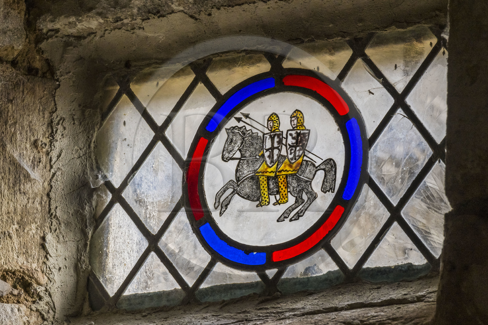 France, Aveyron (12), Causses et les Cévennes, paysage culturel de l'agro-pastoralisme méditerranéen, classés Patrimoine Mondial de l'UNESCO, La Couvertoirade, labellisé Les Plus Beaux Villages de France, village fortifié sur le plateau du Larzac, vitrail représentant deux cavaliers sur un même cheval, thême de l'ordre de Temple