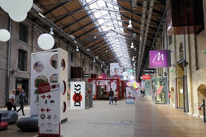 France, Seine-Maritime (76), Le Havre, les anciens docks transformés en Centre commercial Les Docks Vauban le long du Bassin Vauban