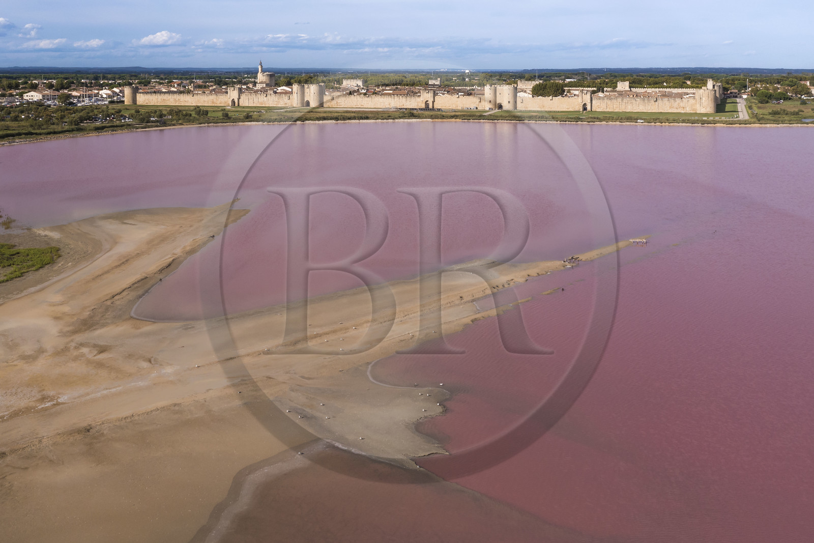 France, Gard (30), Aigues-Mortes, la ville médiévale entourée par ses remparts en bordure des marais salants (Salins du Midi) (vue aérienne)