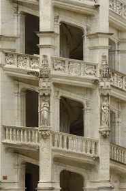France, Loir-et-Cher (41), vallée de la Loire classée au Patrimoine Mondial de l'UNESCO, château de Blois, escalier à clair-voie sur la façade François 1er