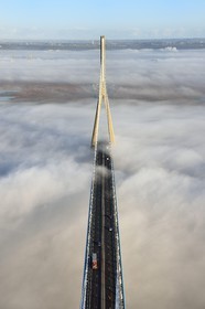 France, entre Calvados (14) et Seine-Maritime (76), le Pont de Normandie qui émerge des brumes matinales de l'automne et enjambe la Seine, vue depuis le sommet du pylone sud