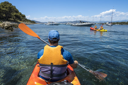 France, Alpes-Maritimes (06), Cannes, randonnée en kayak aux Iles de Lérins, passage dans le bras de mer entre les deux Iles de Lérins, les Iles de Saint-Honorat et Sainte-Marguerite