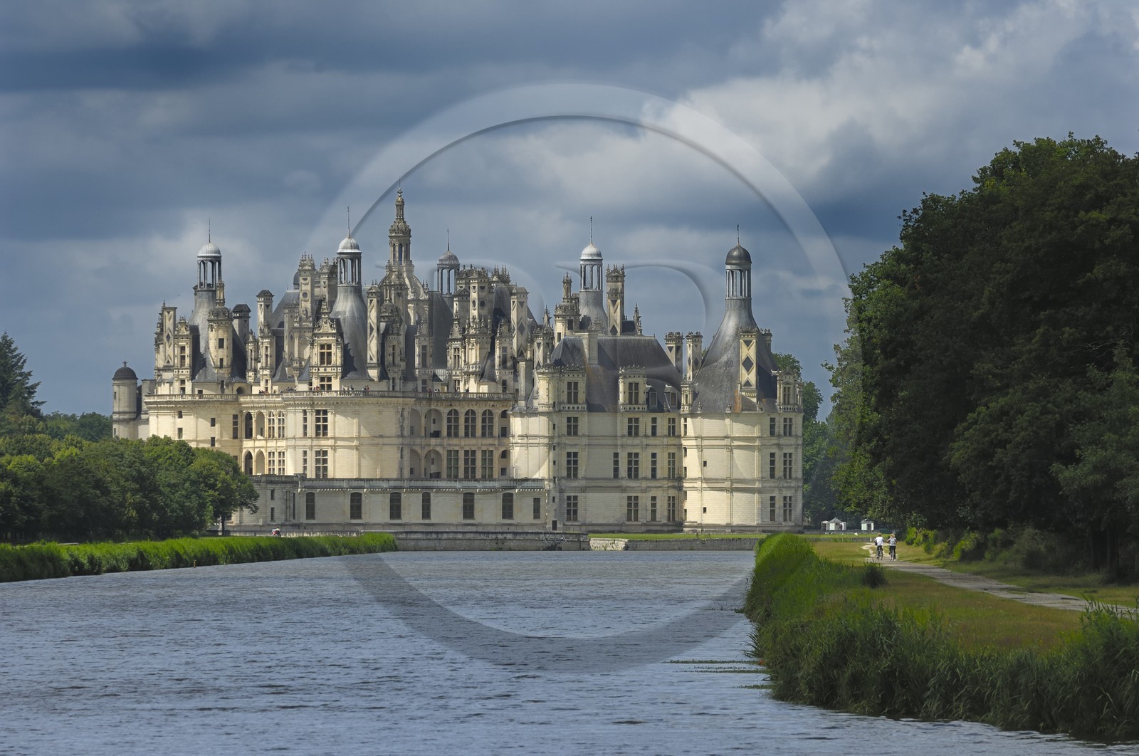 France, Loir et Cher (41), Vallée de la Loire classée Patrimoine Mondial de l' UNESCO, château de Chambord depuis le grand canal