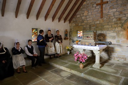 France, Finistère (29), Locronan, la procession de la Troménie arrive à la chapelle ti ar sonj au sommet de la montagne Saint-Ronan, Plas ar c'horn (le lieu de la corne) est le lieu de la 10ème et principale station