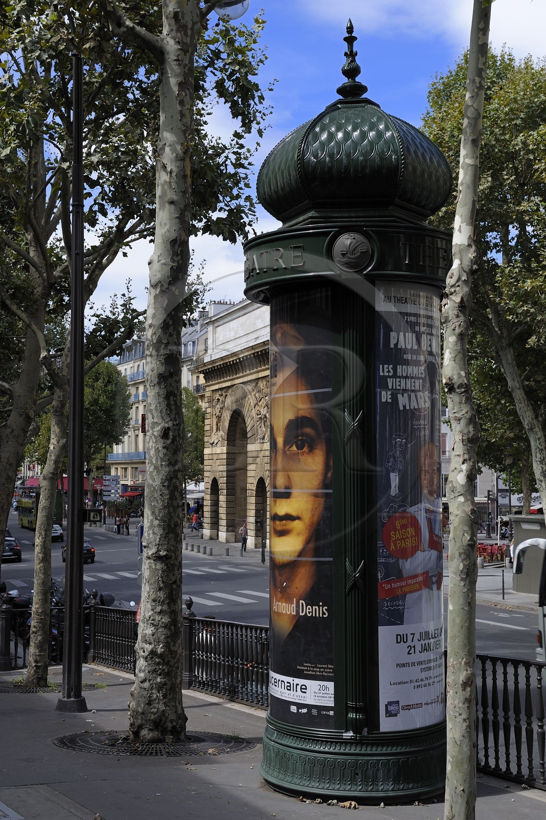 France, Paris (75), colonne Morris sur le boulevard Saint Martin et la Porte Saint Martin
