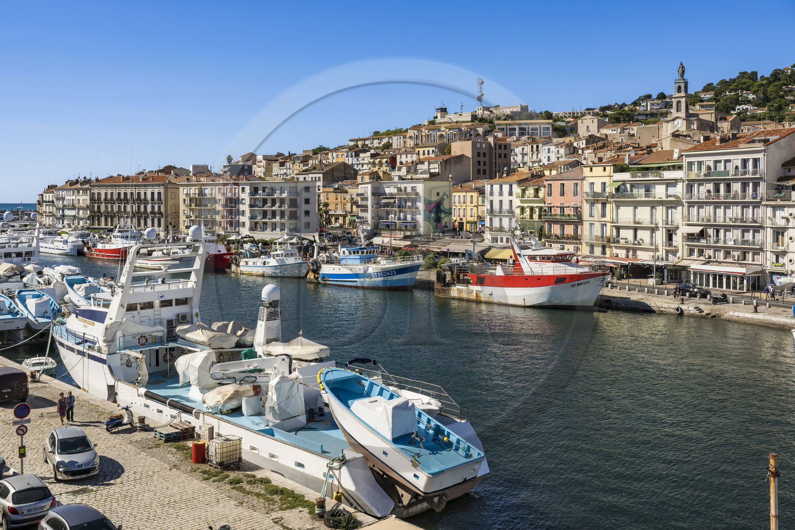 France, Hérault (34), Sète, canal Royal, thoniers senneurs à quai au pied du Mont Saint-Clair et de l'église décanale saint Louis surmontée par une statue de la Vierge Marie